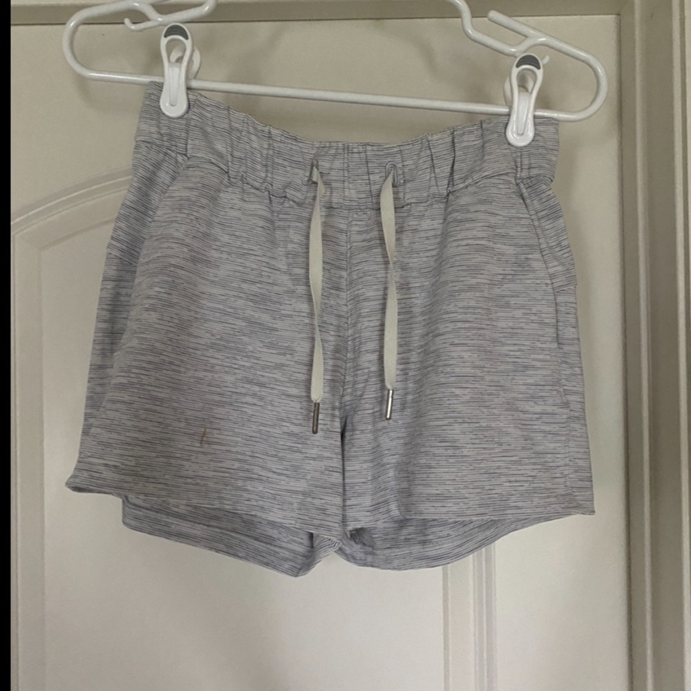 Lululemon On the Fly short 2.5 inch inseam, gray & white, size 4